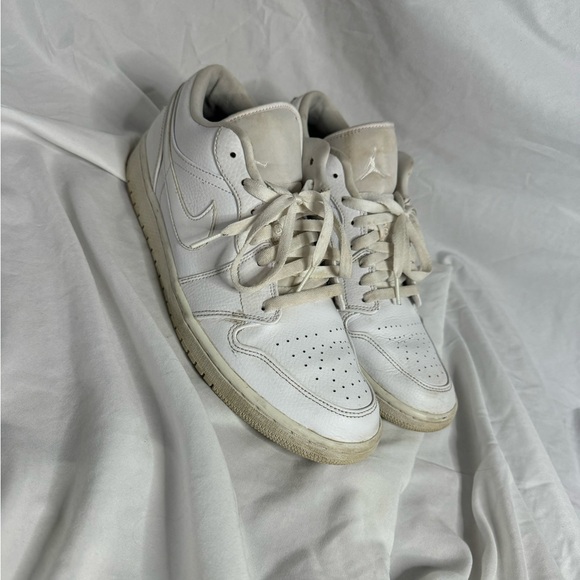 Jordan 1 Low ‘Triple White’ - Picture 5 of 5